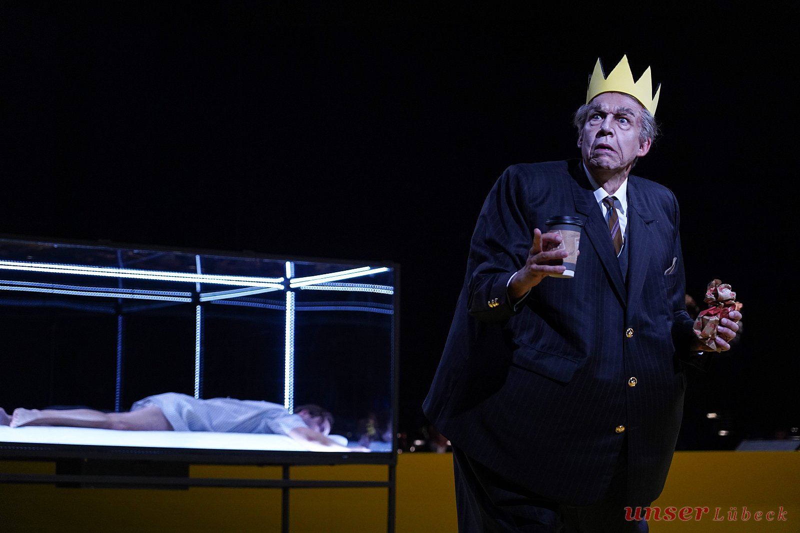 Ein König (Ks. Jörg Sabrowski) - Prokofjews „Liebe zu den drei Orangen“ in der Oper Kiel
