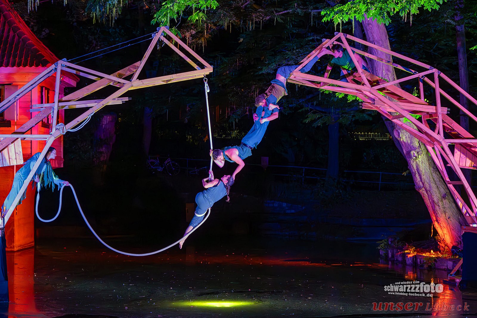 Cirque on Edge – „über_brücken“: Eine artistische Freilichtperformance am Krähenteich