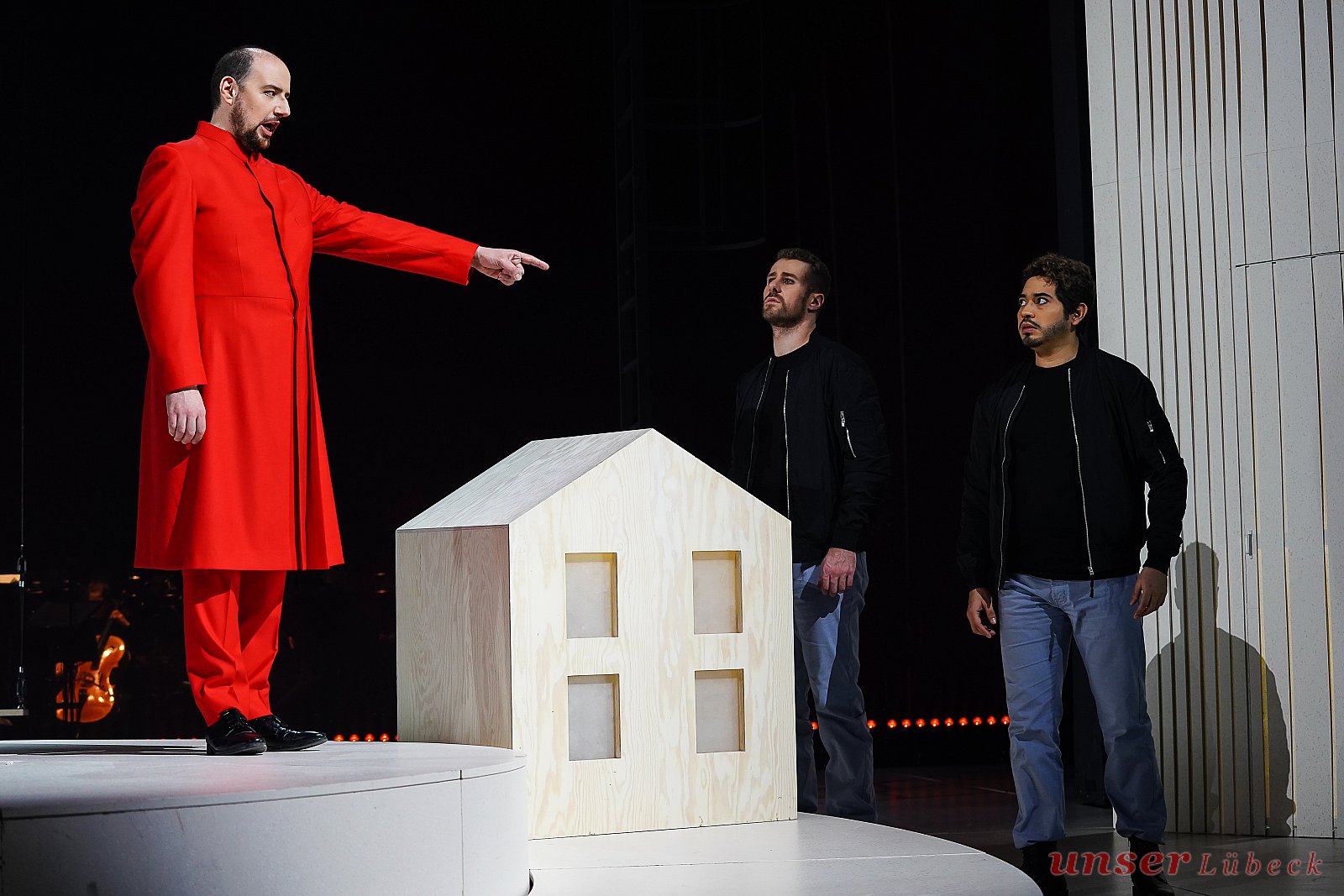 Matteo Maria Ferretti (Sprecher) | Maximilian Herzogenrath (Tamino), César Cortés (Tamino) - „Die Zauberflöte“ im Opernhaus Kiel