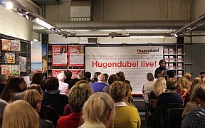 Filialleiterin Sabine Kuckuck am Mikrofon. - Hugendubel Lübeck: Buchgenuss nach Ladenschluss