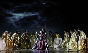 Marguerite de Valois, Daniela Bruera | Une Dame D'Honneur, Johanna Kahlcke | Damen des Opernchors - Die Hugenotten - Oper Kiel