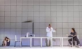 Wioletta Hebrowska (Donna Elvira), Taras Konoshchenko (Leporello), Johan Hyunbong Choi (Don Giovanni) - „Don Giovanni“ im Theater Lübeck