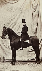 August Tannhof: Johannes Carl Luetjens, 1861 - Fotografie in Lübeck 1840 – 1945 (Museum Behnhaus)