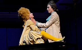 Lena Langenbacher (Contessa) und Milena Juhl (Riccardo), Foto: (c) Susanne Birck - „Gefährliche Liebschaften“ an der Musikhochschule Lübeck