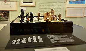 Heimes selbstentworfenes Schachspiel in japanischer Lacktechnik - Helme Heine "Es war einmal…" - Illustre Vernissage der neuen Ausstellung im Günter Grass-Haus