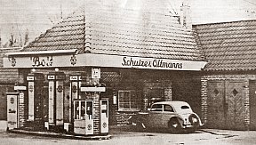 Neubau Von Tankstelle, Reparaturwerkstatt und Garagen nach 1936 auf dem Grundstück Wallstraße 3/5. Tankstelle wurde mit Einführung von bleifreien Kraftstoffe in den 1980 er Jahre aufgegeben. Foto: Fam. Oltmanns. - Kunsttankstelle - Historie und Zukunft