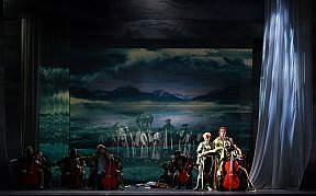 Jemmy, Sohn Tells (Katerina von Bennigsen) | Hedwige, Gattin von Tell (Tatia Jibladze) | Guillaume Tell (Stefano Meo) | Herren des Opernchores und des Extrachores - Gioachino Rossini in Kiel: „Tell“ und die Freiheit der Kunst
