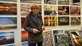 Der Foto-Künstler vor einer Bilderwand - Thomas Radbruch - Große Werkschau zum 80. Geburtstag