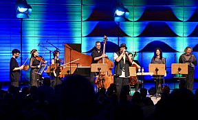 Rapper Samy Deluxe trifft in der MuK auf das Mikis Takeover Ensemble